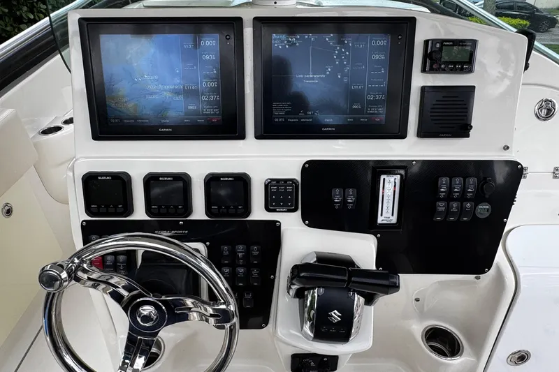  Yacht Photos Pics 2007 Hydra-Sports Vector 3300 VX dashboard with dual Garmin displays and Suzuki controls.