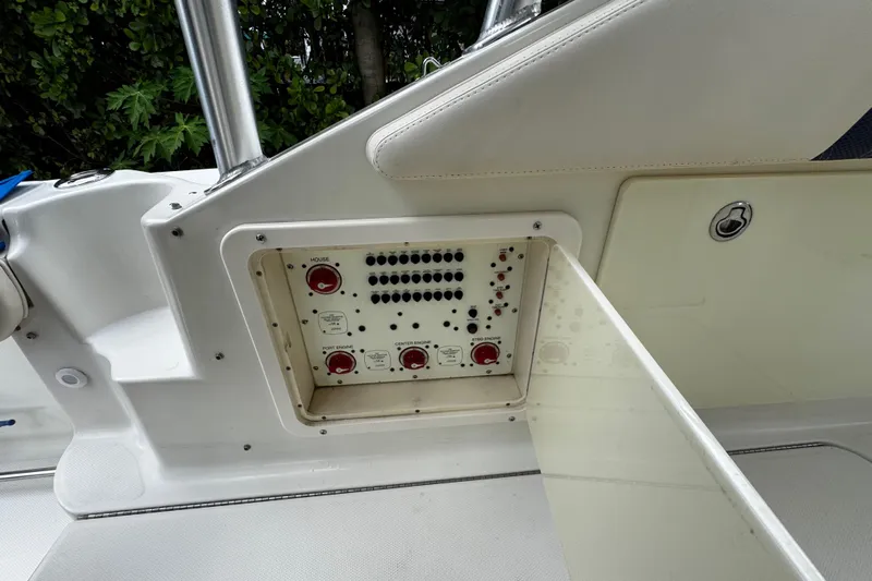  Yacht Photos Pics Control panel on a 2007 Hydra-Sports Vector 3300 VX boat.