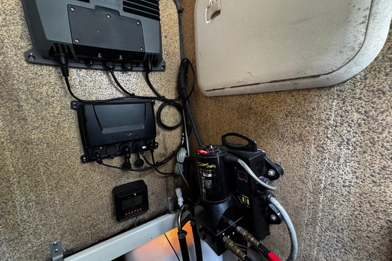  Yacht Photos Pics 2007 Hydra-Sports Vector 3300 VX electronics and wiring setup in cabin interior.