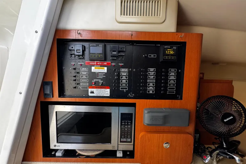  Yacht Photos Pics 2007 Hydra-Sports Vector 3300 VX control panel with microwave and fan.