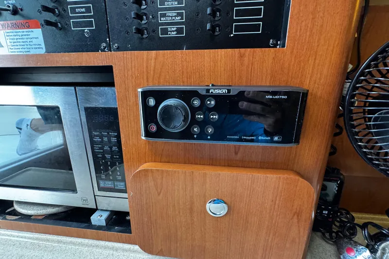  Yacht Photos Pics 2007 Hydra-Sports Vector 3300 VX interior with Fusion MS-UD750 stereo and microwave.