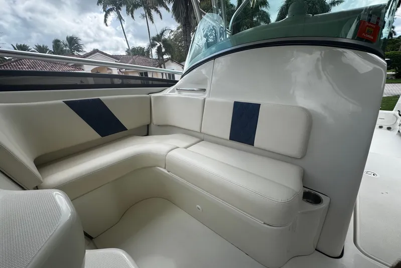  Yacht Photos Pics 2007 Hydra-Sports Vector 3300 VX boat interior with white cushioned seating.