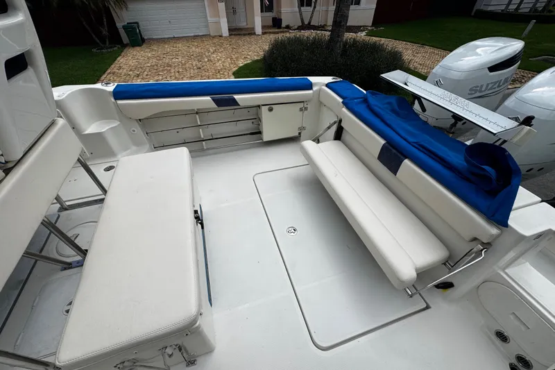  Yacht Photos Pics 2007 Hydra-Sports Vector 3300 VX boat interior with seating and Suzuki engines.