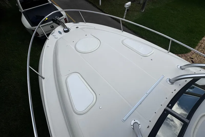  Yacht Photos Pics 2007 Hydra-Sports Vector 3300 VX boat deck, featuring sleek design and stainless steel railings.