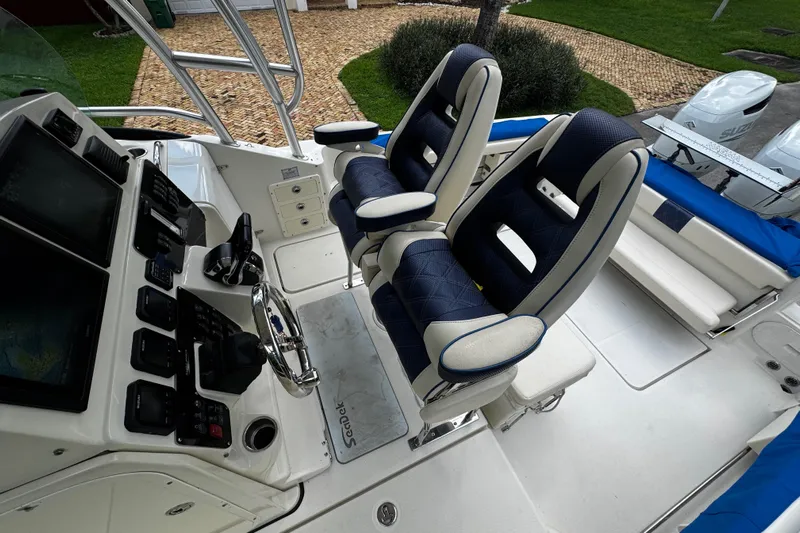  Yacht Photos Pics 2007 Hydra-Sports Vector 3300 VX boat interior with dual seats and control panel.