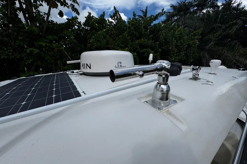  Yacht Photos Pics 2007 Hydra-Sports Vector 3300 VX boat roof with radar and solar panel.