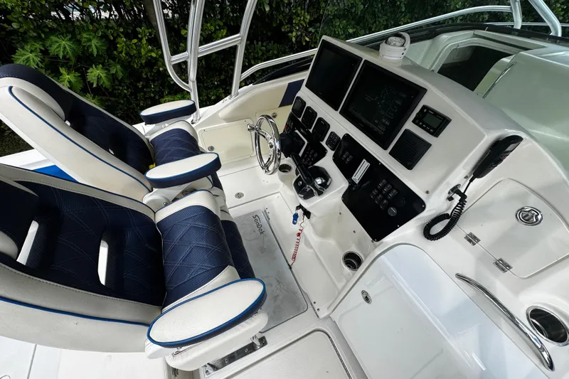  Yacht Photos Pics 2007 Hydra-Sports Vector 3300 VX boat cockpit with dual seats and advanced control panel.