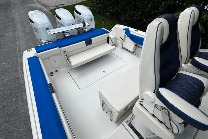  Yacht Photos Pics 2007 Hydra-Sports Vector 3300 VX boat interior with blue seating and triple Suzuki engines.