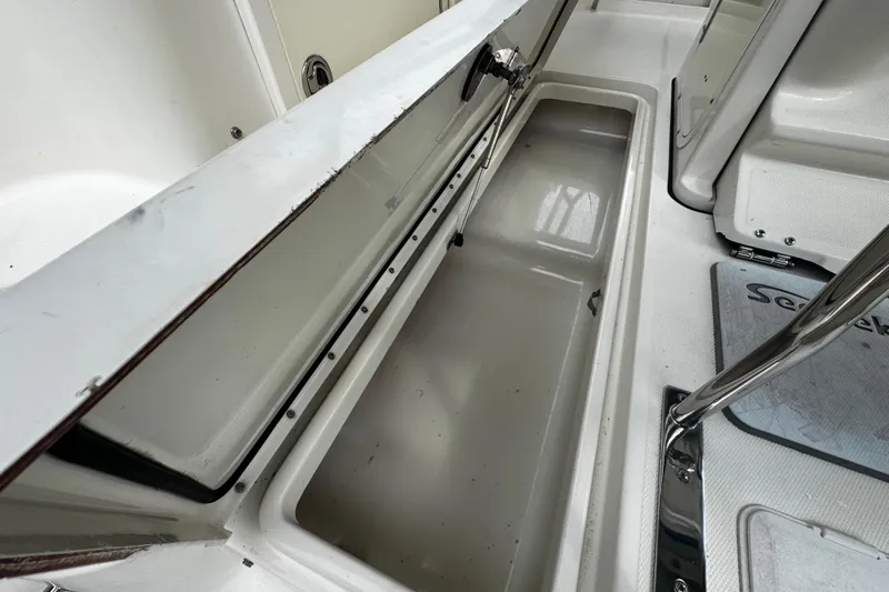  Yacht Photos Pics 2007 Hydra-Sports Vector 3300 VX boat storage compartment, open and empty.