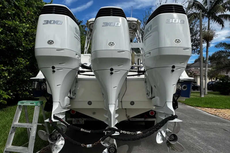  Yacht Photos Pics Triple outboard engines on a 2007 Hydra-Sports Vector 3300 VX boat, parked outdoors.