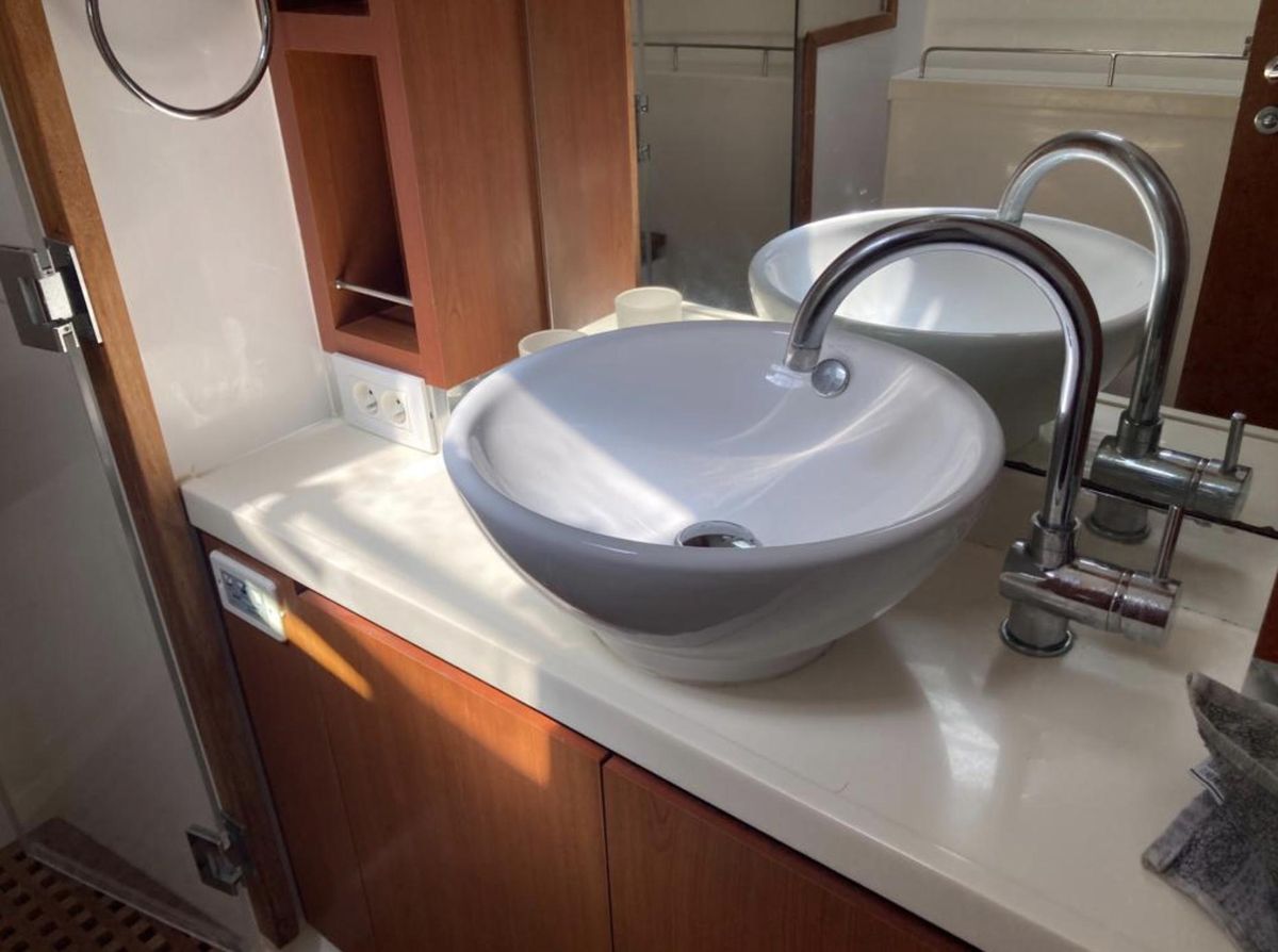 2015 Aquila 44 