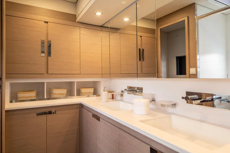 Semper Fidelis Yacht Photos Pics Fountaine Pajot Alegria 67 bathroom