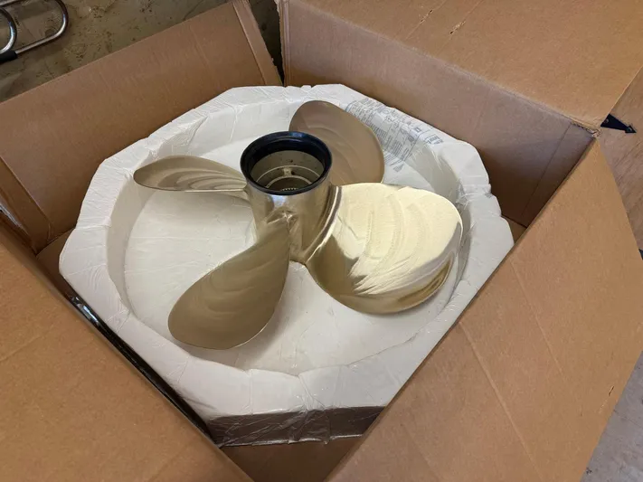 Last Resort Yacht Photos Pics Propeller for 2021 Sabre 58 Salon Express in cardboard packaging.