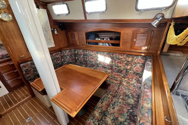 Serenade Yacht Photos Pics Interior of1997 Pacific Seacraft 40 "Serenade"