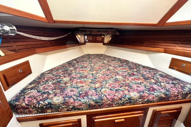 Serenade Yacht Photos Pics Forward cabin berth of 1997 Pacific Seacraft 40 "Serenade"