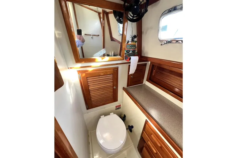 Serenade Yacht Photos Pics 1997 Pacific Seacraft 40 "Serenade" head