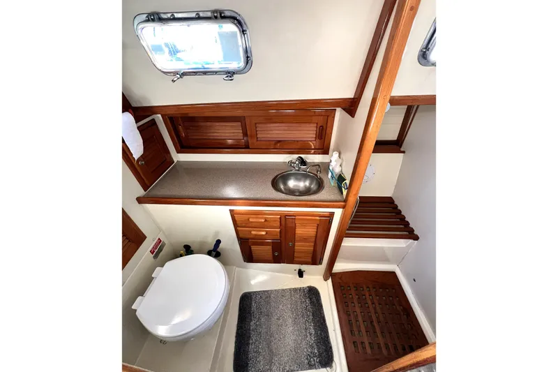 Serenade Yacht Photos Pics 1997 Pacific Seacraft 40 "Serenade" head.