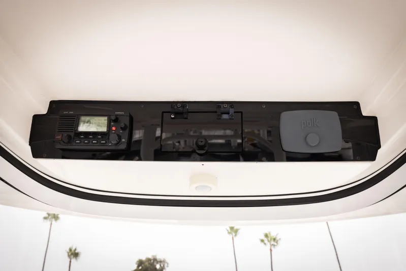 Pure Vida Yacht Photos Pics 2017 Edgewater Center Console dashboard with radio and speaker system.