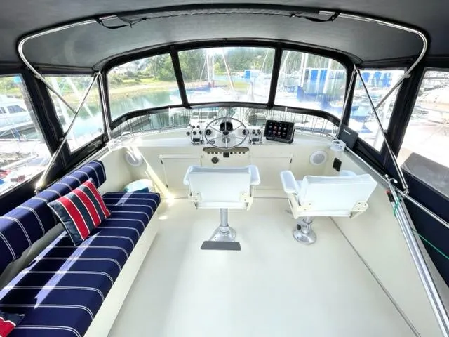 Venture 1 Yacht Photos Pics Fly Bridge looking forward