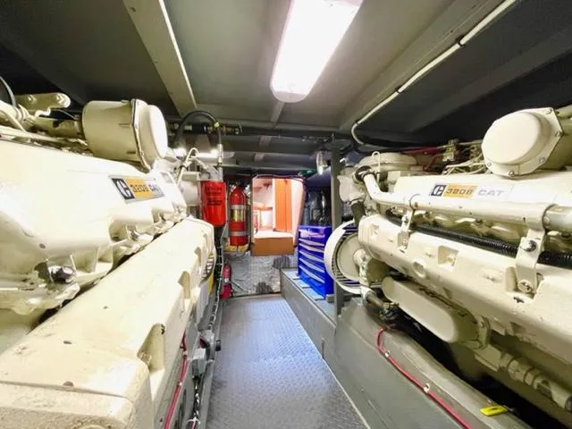 Venture 1 Yacht Photos Pics Engine room looking forward