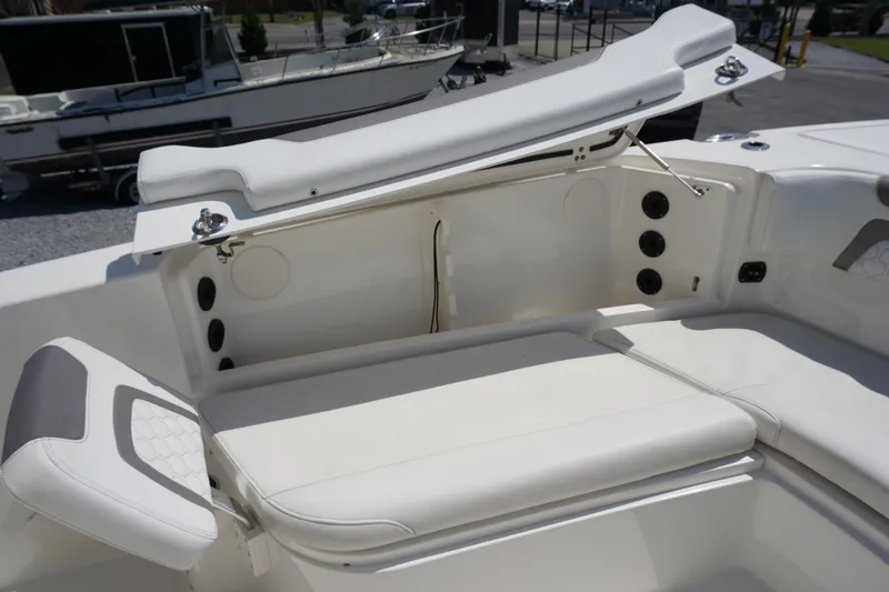 No Name Yacht Photos Pics 2020 29 World Cat 295 CC Bow