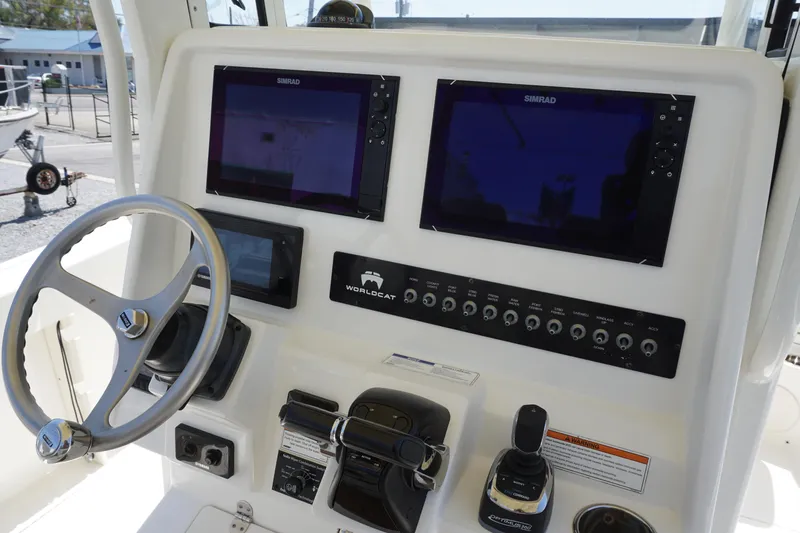 No Name Yacht Photos Pics 2020 29 World Cat 295 CC Helm