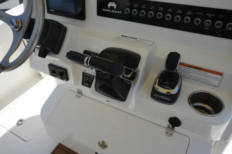 No Name Yacht Photos Pics 2020 29 World Cat 295 CC Helm
