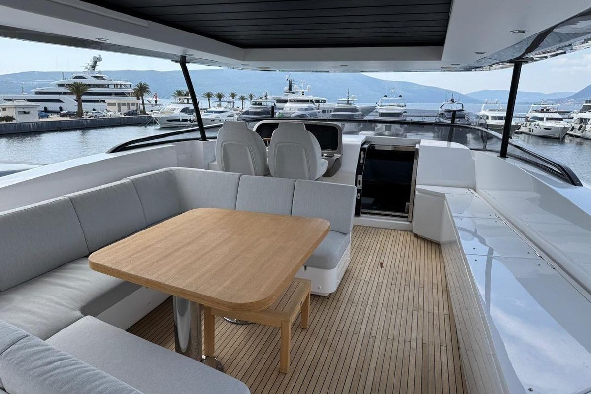 2024 Azimut 82 