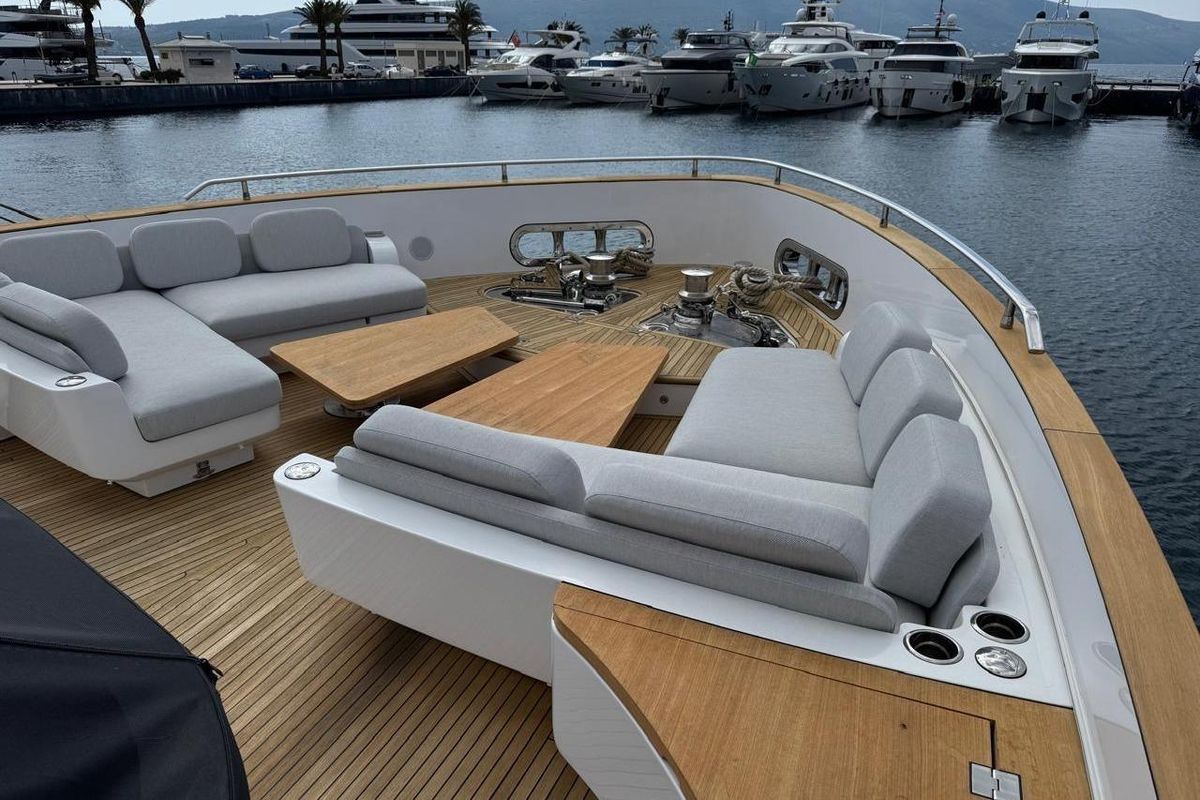 2024 Azimut 82 