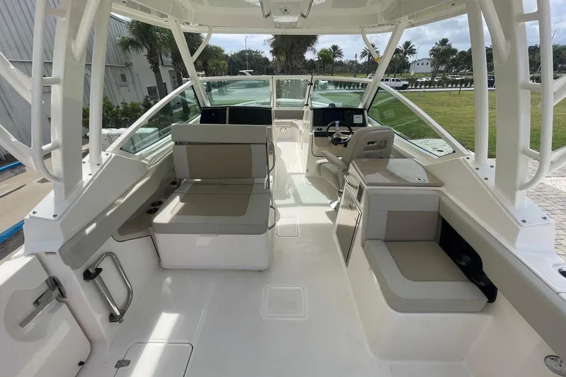 Only 88 Hours! Yacht Photos Pics 2023 Boston Whaler 280 Vantage interior with seating and helm, showcasing modern design.