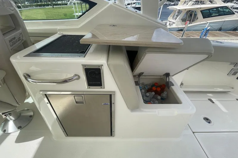 Only 88 Hours! Yacht Photos Pics 2023 Boston Whaler 280 Vantage boat interior with grill and cooler.