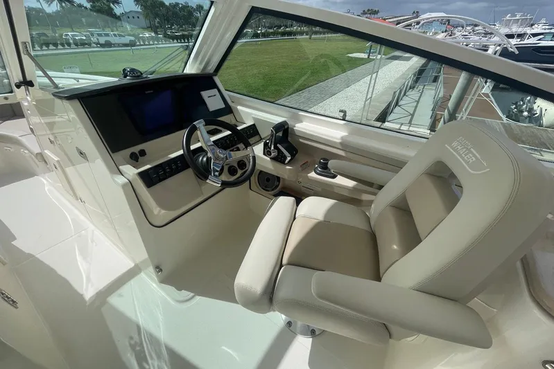 Only 88 Hours! Yacht Photos Pics 2023 Boston Whaler 280 Vantage helm with modern controls and comfortable seating.