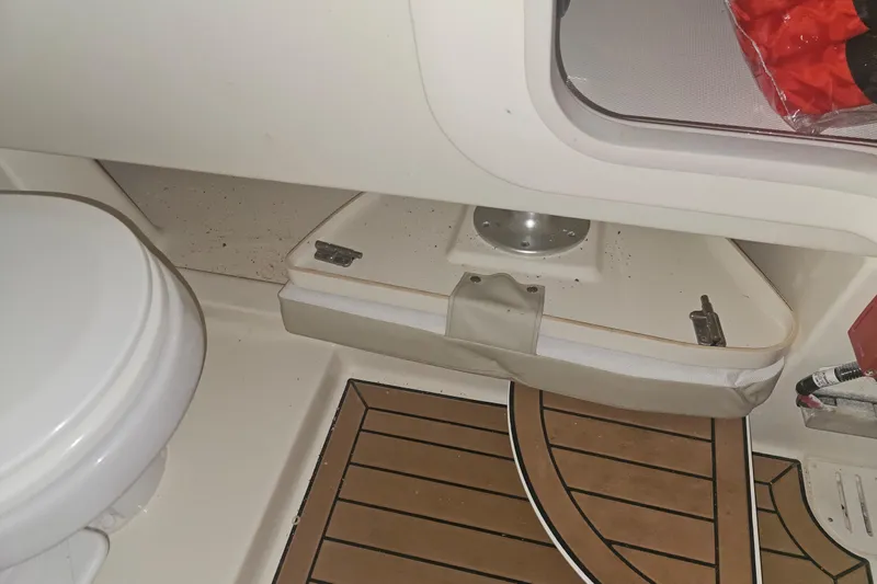 Only 88 Hours! Yacht Photos Pics Interior of 2023 Boston Whaler 280 Vantage boat, featuring a compact bathroom area.