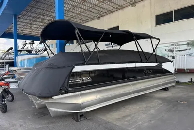 Avalon Catalina Entertainer - 27'