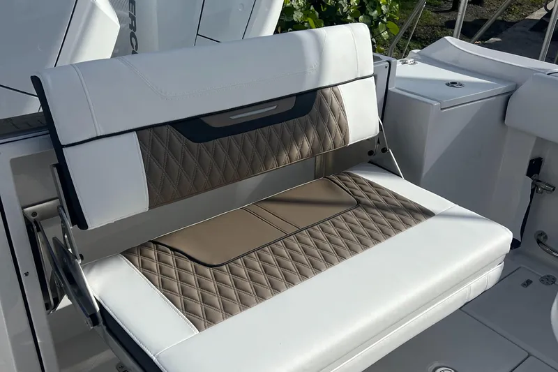 252-449 Yacht Photos Pics 2025 Blackfin 252 CC boat seat with quilted design and white upholstery.