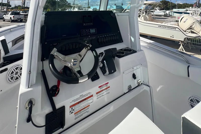 252-449 Yacht Photos Pics 2025 Blackfin 252 CC boat cockpit with steering wheel and control panel.