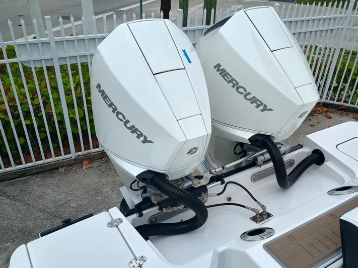 252-449 Yacht Photos Pics Twin Mercury outboard engines on a 2025 Blackfin 252 CC boat.