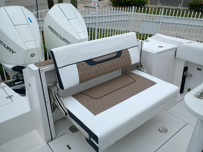 252-449 Yacht Photos Pics 2025 Blackfin 252 CC boat with Mercury engines and cushioned seating.