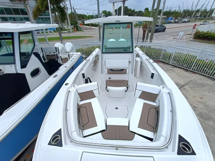 252-449 Yacht Photos Pics 2025 Blackfin 252 CC boat with spacious seating and modern design.