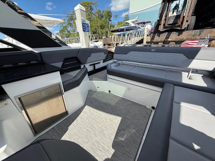  Yacht Photos Pics 2022 COBALT A29 - Image 8