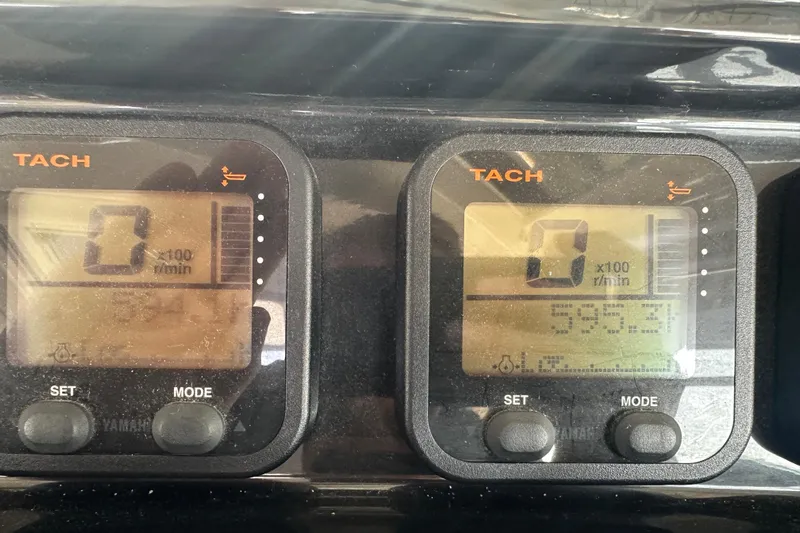 Makai Yacht Photos Pics Tachometer display on 2016 Jeanneau Merry Fisher 855 boat dashboard.