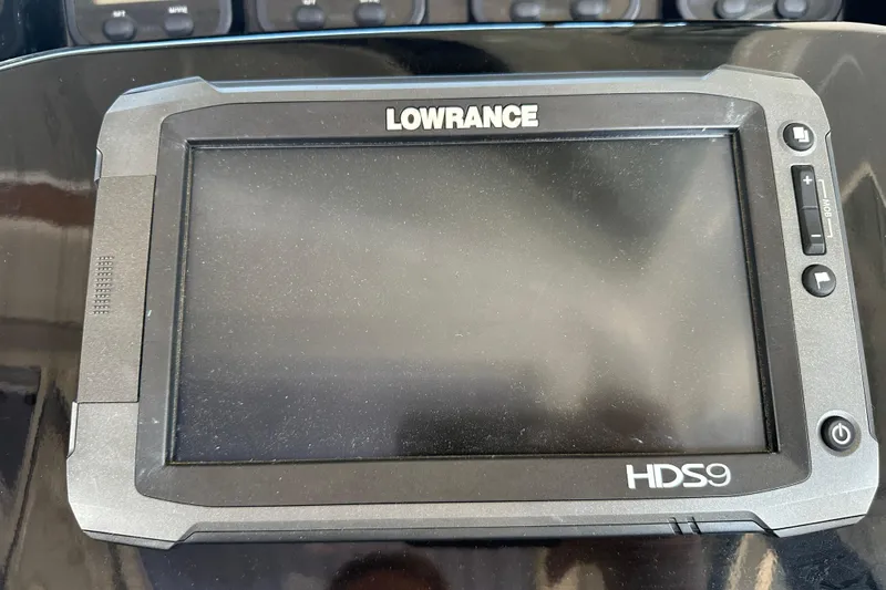 Makai Yacht Photos Pics Lowrance HDS9 marine display on Jeanneau Merry Fisher 855, 2016 model.