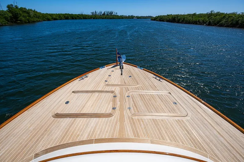 Vera North Yacht Photos Pics Hinckley Talaria 55 Flybridge MKII 2021 yacht cruising on a serene river.