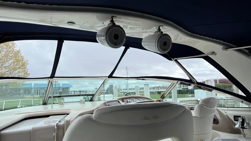 Limin Yacht Photos Pics Interior view of 2000 Sea Ray 460 Sundancer yacht with helm and seating.