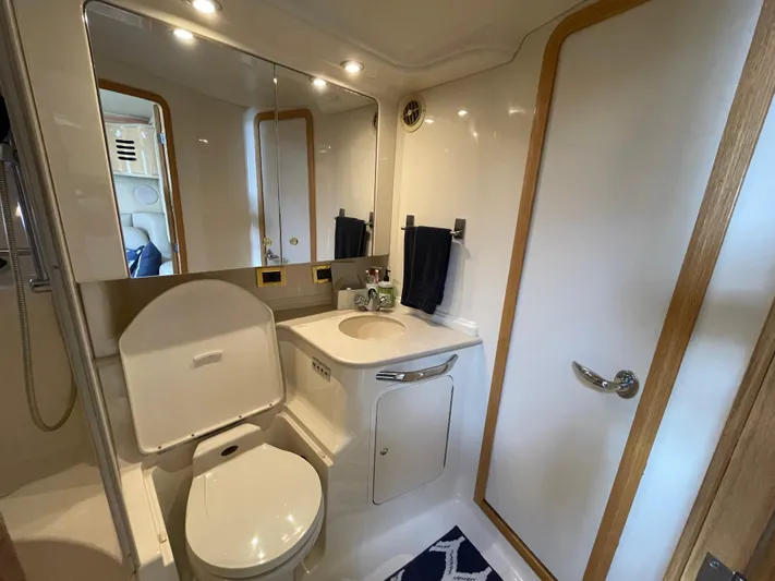 Limin Yacht Photos Pics Luxurious bathroom in 2000 Sea Ray 460 Sundancer yacht, featuring modern fixtures and elegant design.