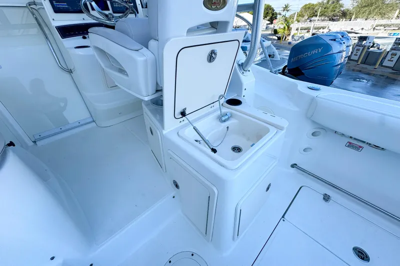 Turn Key Yacht Photos Pics 2006 Boston Whaler 285 Conquest boat interior with sink and seating area.