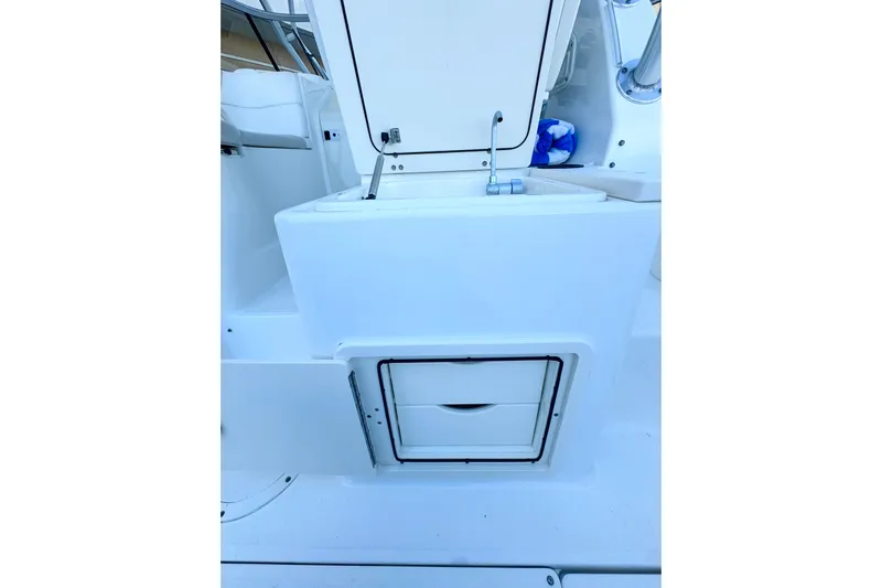 Turn Key Yacht Photos Pics 2006 Boston Whaler 285 Conquest interior storage and sink area.