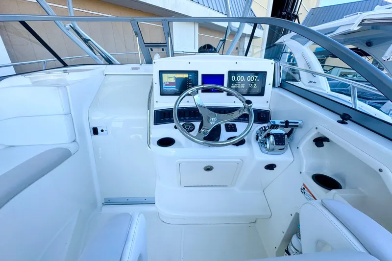 Turn Key Yacht Photos Pics 2006 Boston Whaler 285 Conquest helm with modern navigation displays and controls.
