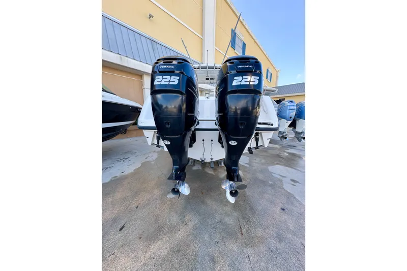 Turn Key Yacht Photos Pics 2006 Boston Whaler 285 Conquest with twin 225 Verado outboard engines.