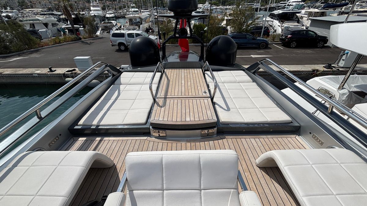 2011 Pershing 74 